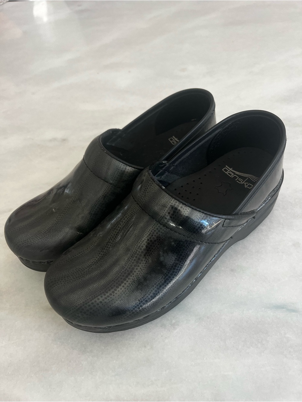 Dansko Professional Pewter Marbled Patent Leather Clogs Shimmer Gray EU 37 US 7